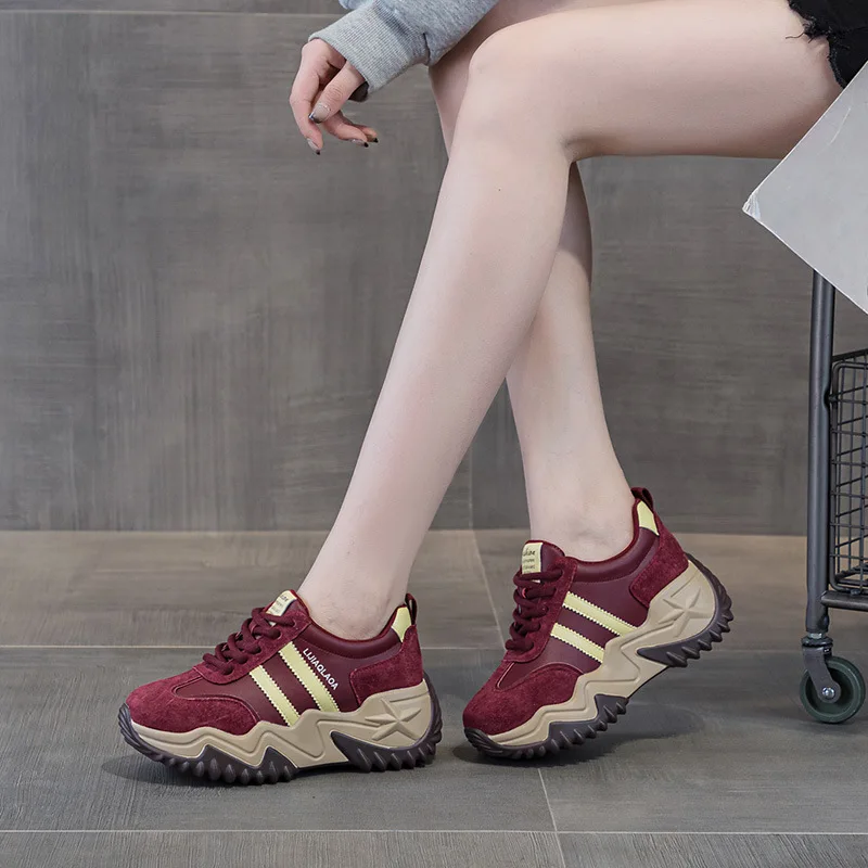 

Женские кроссовки в стиле Dad Shoes на флисовой подкладке из натуральной кожи, спортивные, повседневные, модные, увеличивающие рост, на толстой подошве, маленькие размеры, удобные.