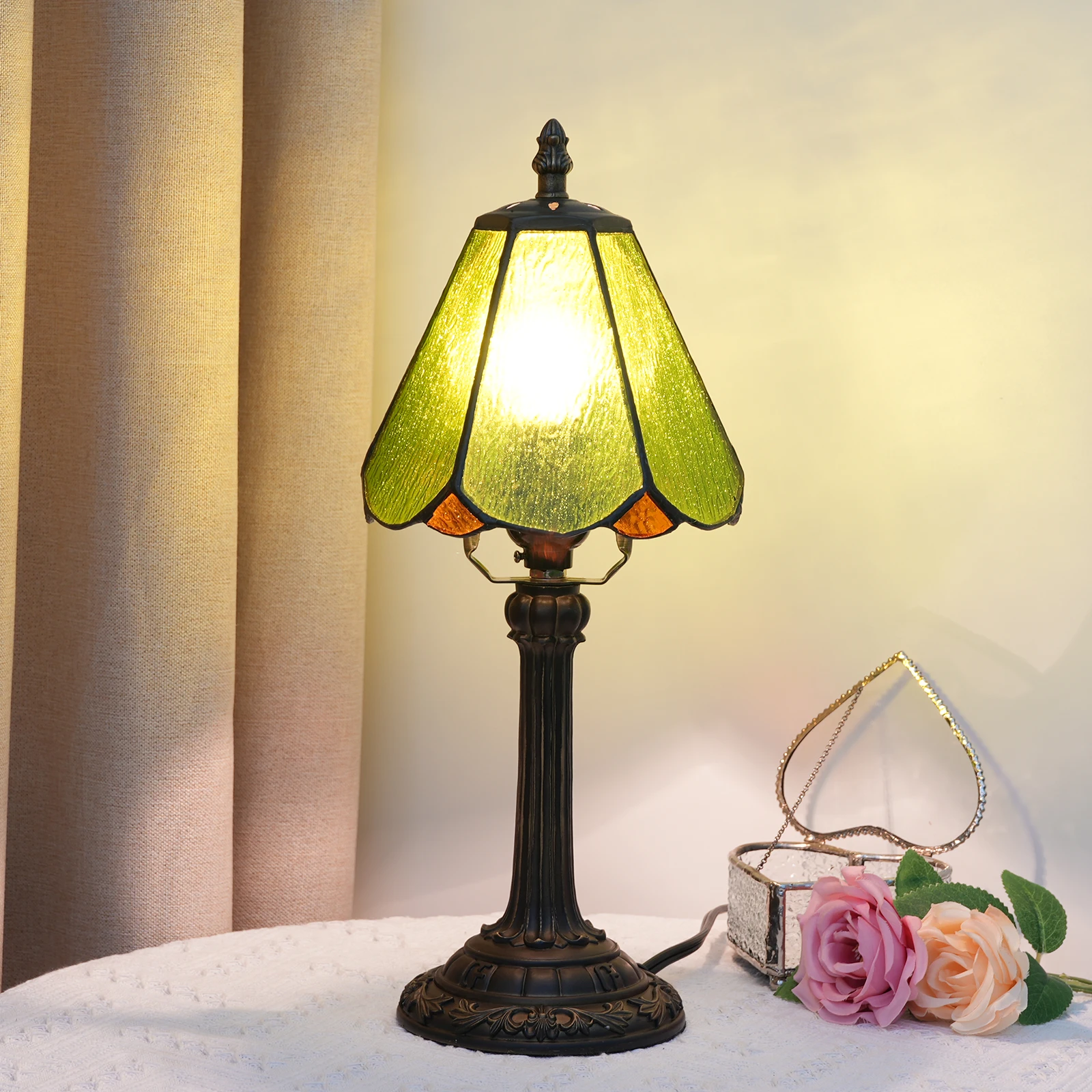 

Винтажная витражная настольная лампа с зеленым абажуром, украшение для дома для спальни, гостиной, ночного чтения, небольшое космическое освещение
