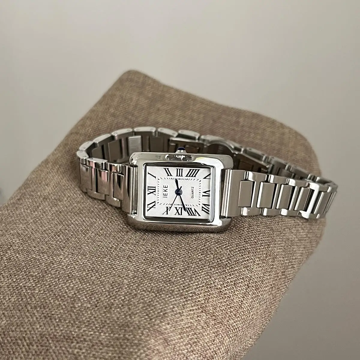 Elegant Women'S WatchSimple And Stylish Steel Band Design HighEnd And Understated Luxury Square Shape Perfect As A Student Gift.