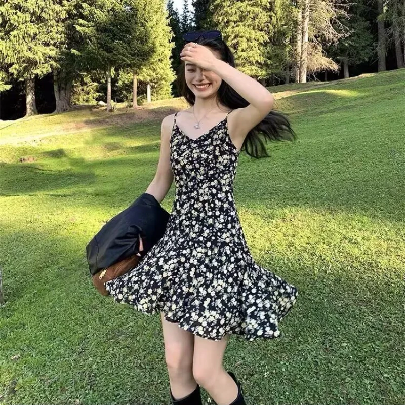 فستان كاميس صيفي مثير مطبوع للنساء فساتين قصيرة ضيقة مزهّرة ورقبة على شكل حرف v قميص أسود قصير ملابس Coquette حلوة Y2k