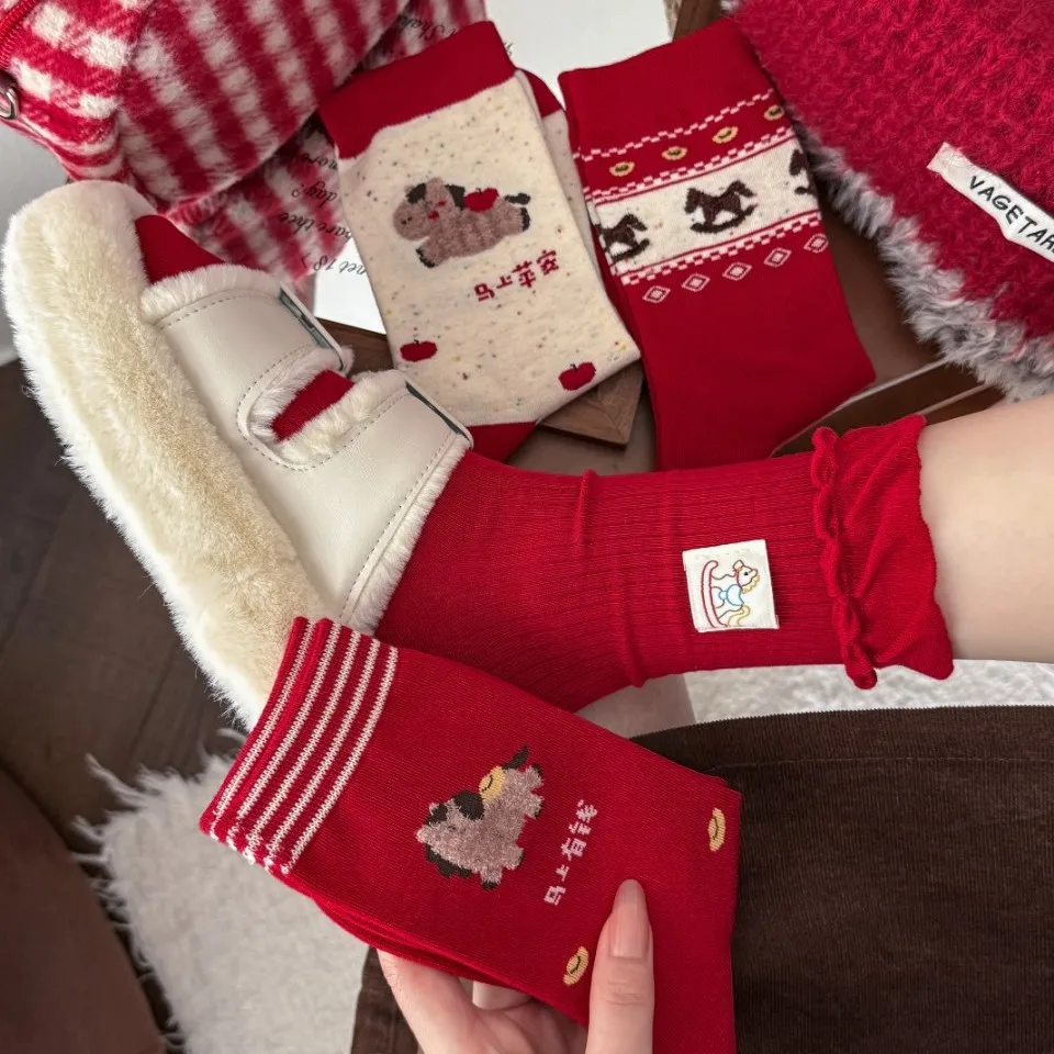 جوارب 2025 25 عامًا من الحظ السعيد في العام الجديد، نسائي من القطن الممشط الأحمر اللطيف برسوم كرتونية سنة الحصان