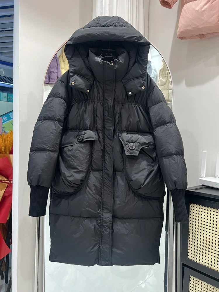 Piumino alla moda da donna 2025 nuovo piumino d'anatra bianco allentato con cappuccio spesso da media a lunga tasca grande maniche lavorate a maglia