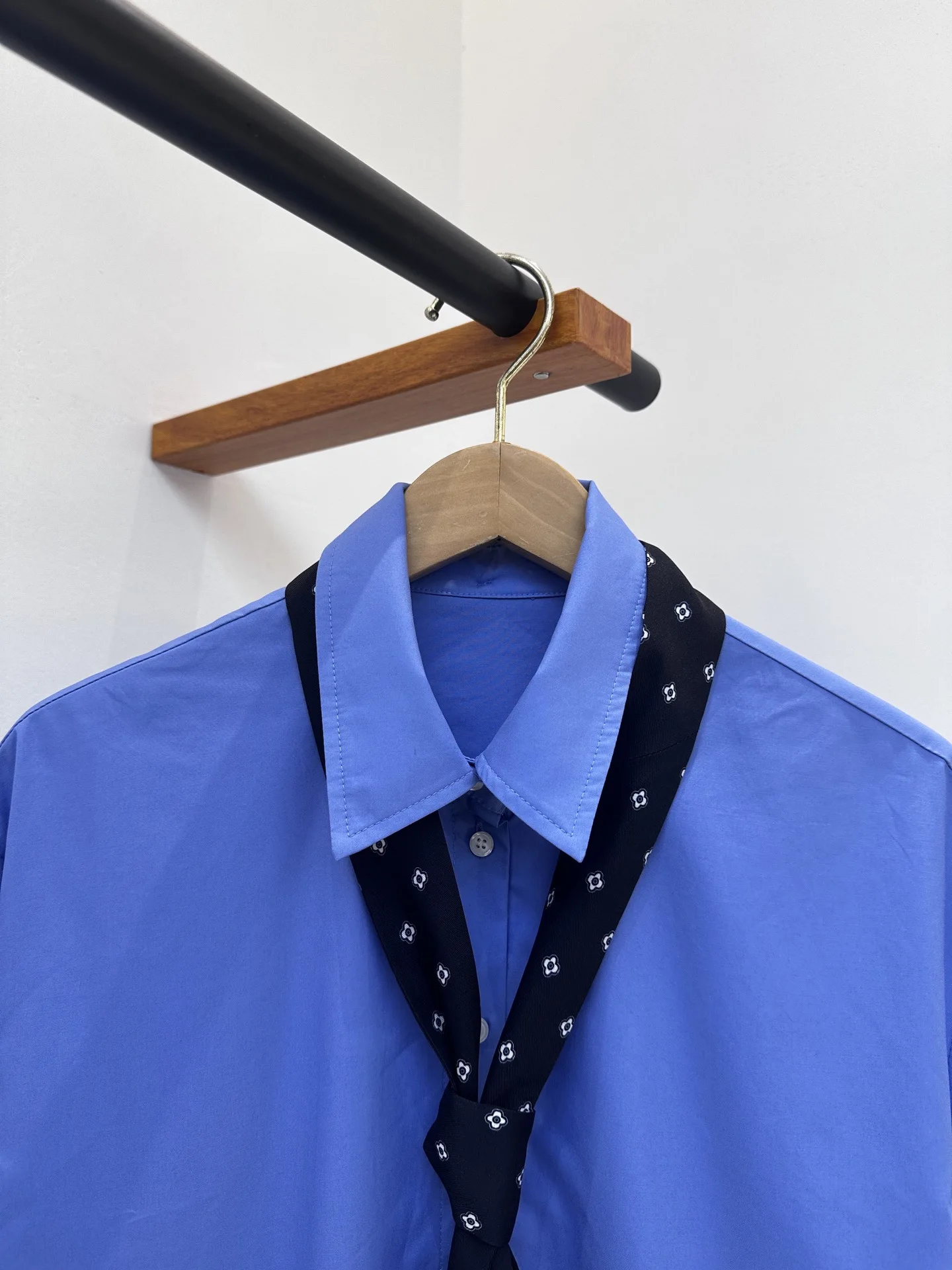 

Women Blue Shirt Turn-down Collar Long Sleeve Autumn Lady Single Breasted Blouse with Black Floral Tie