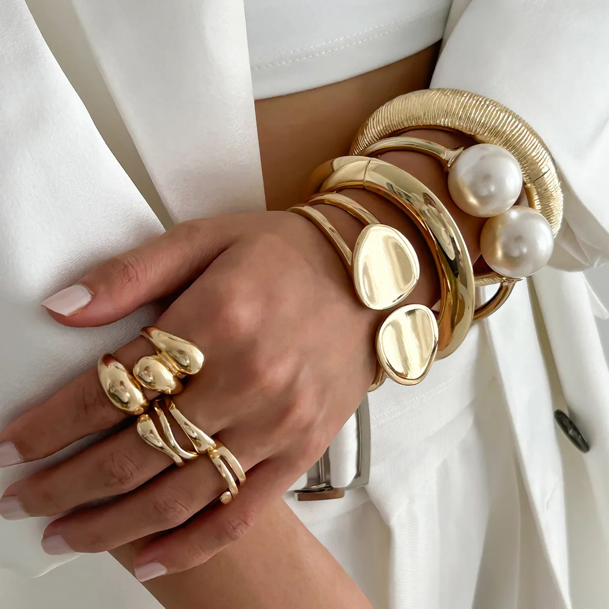 Hot-selling exaggerated large pearl open bracelet bracelet metal water drop wide-sided striped spring buckle bracelet