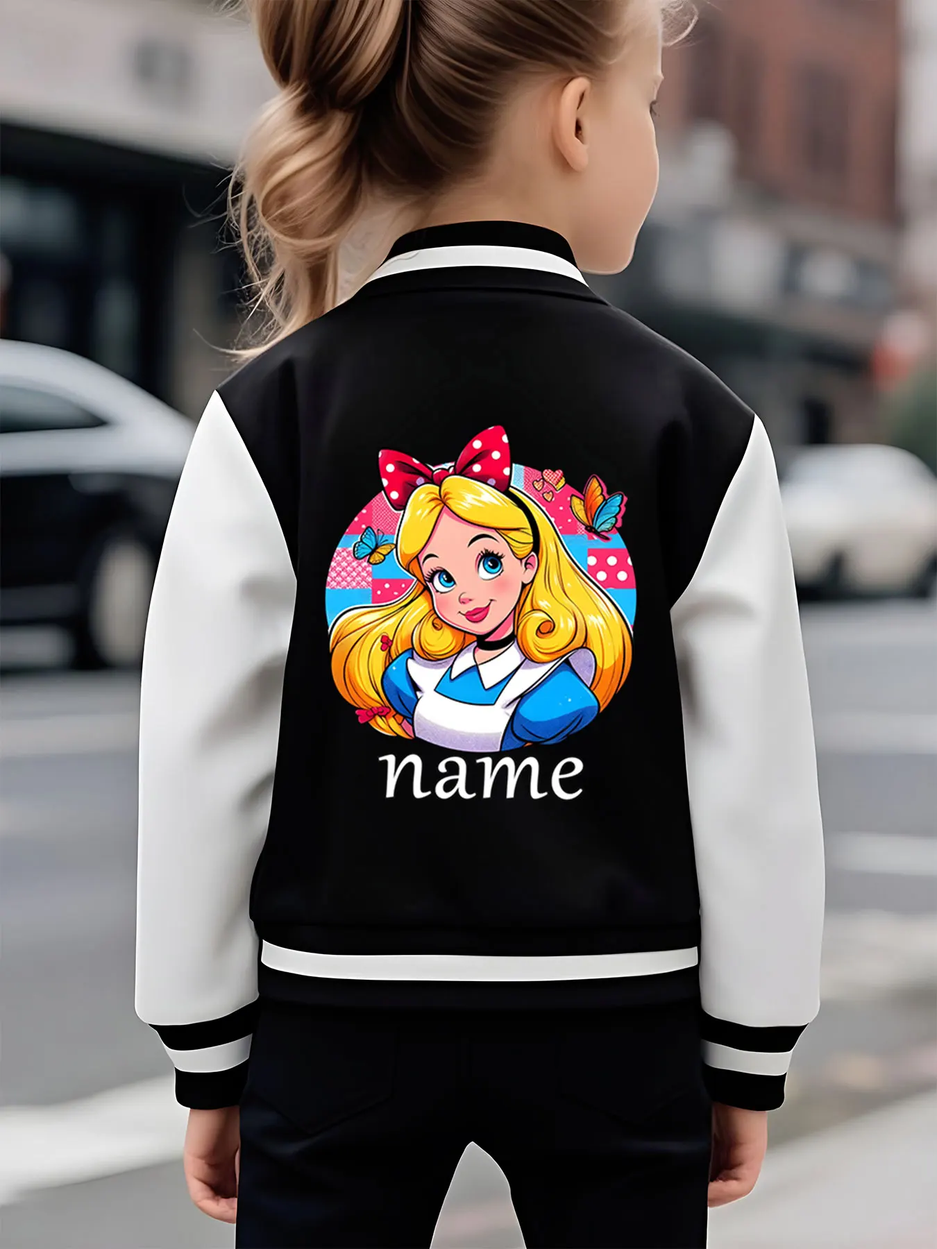 سترة بيسبول للأطفال من MINISO Disney Alice Fantasy - تم تقديم صورة أليس اللطيفة على كلا الجانبين، بخلفية حمراء #3