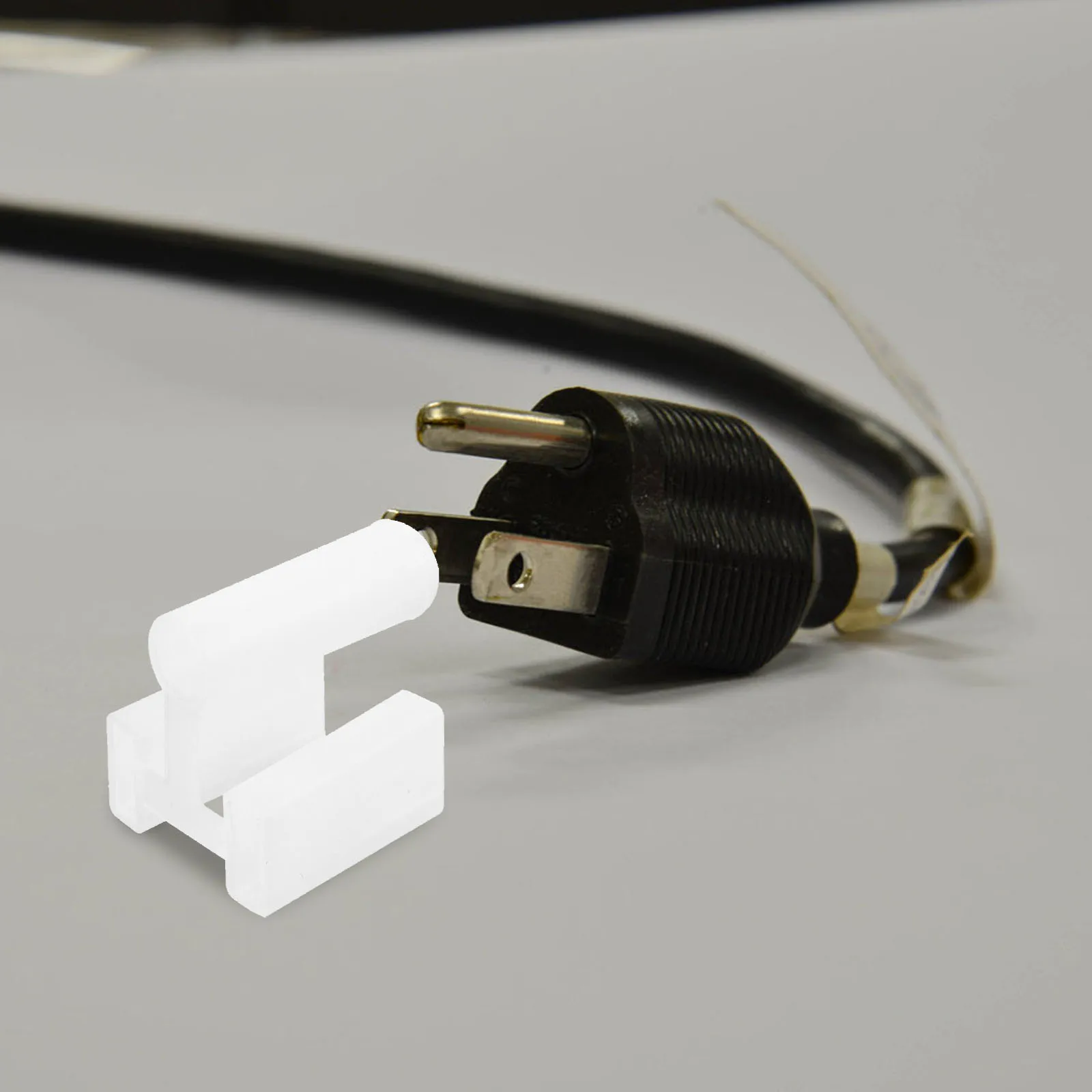 

100pcs Plug Protective Cover Child Proof Outlet Baby Safety Electrical Covers for Prong Plugs Plastic Case Outlets Accessories