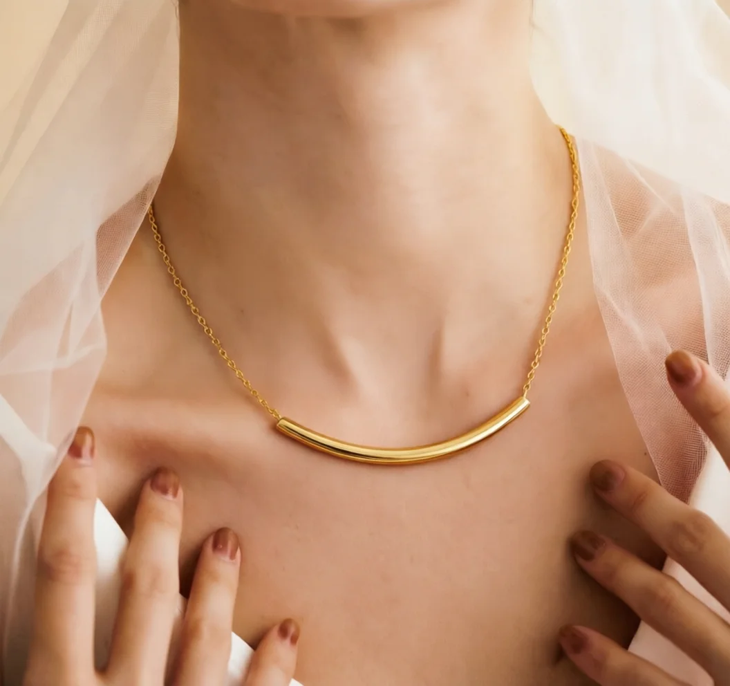 A Minimalist Women'S Smile Necklace Featuring A 316L Stainless Steel Curved Tube Pendant Elegant And Delicate Jewelry