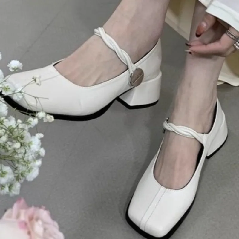 

Женские туфли Мэри Джейн на толстом каблуке с квадратным носком и одним ремешком, новинка 2025 года, универсальные туфли из лакированной кожи на высоком каблуке, размер 35–40