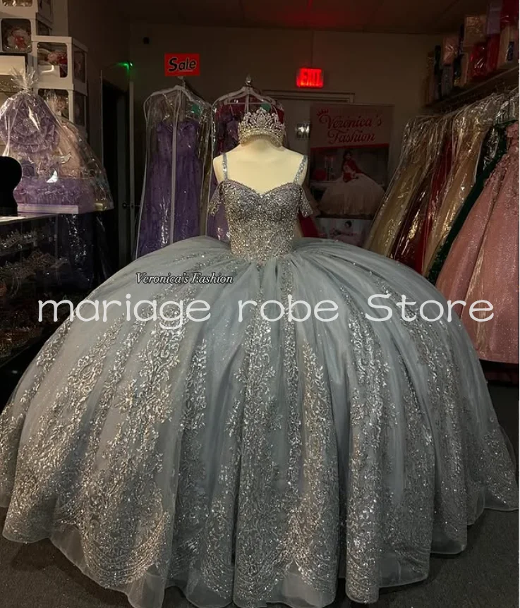 

Серебряные блестящие платья принцессы Quinceanera с блестящими кристаллами и открытыми плечами, пышный корсет на шнуровке, платья de xv años