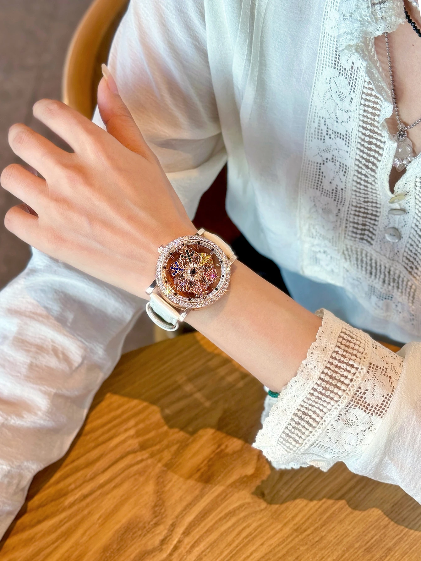 1 Piece of an Upgraded Version of a Dazzling, Fashionable, and Luxurious Women\'s Watch, Featuring Colorful Rhinestone Quartz Watch, with a Charming
