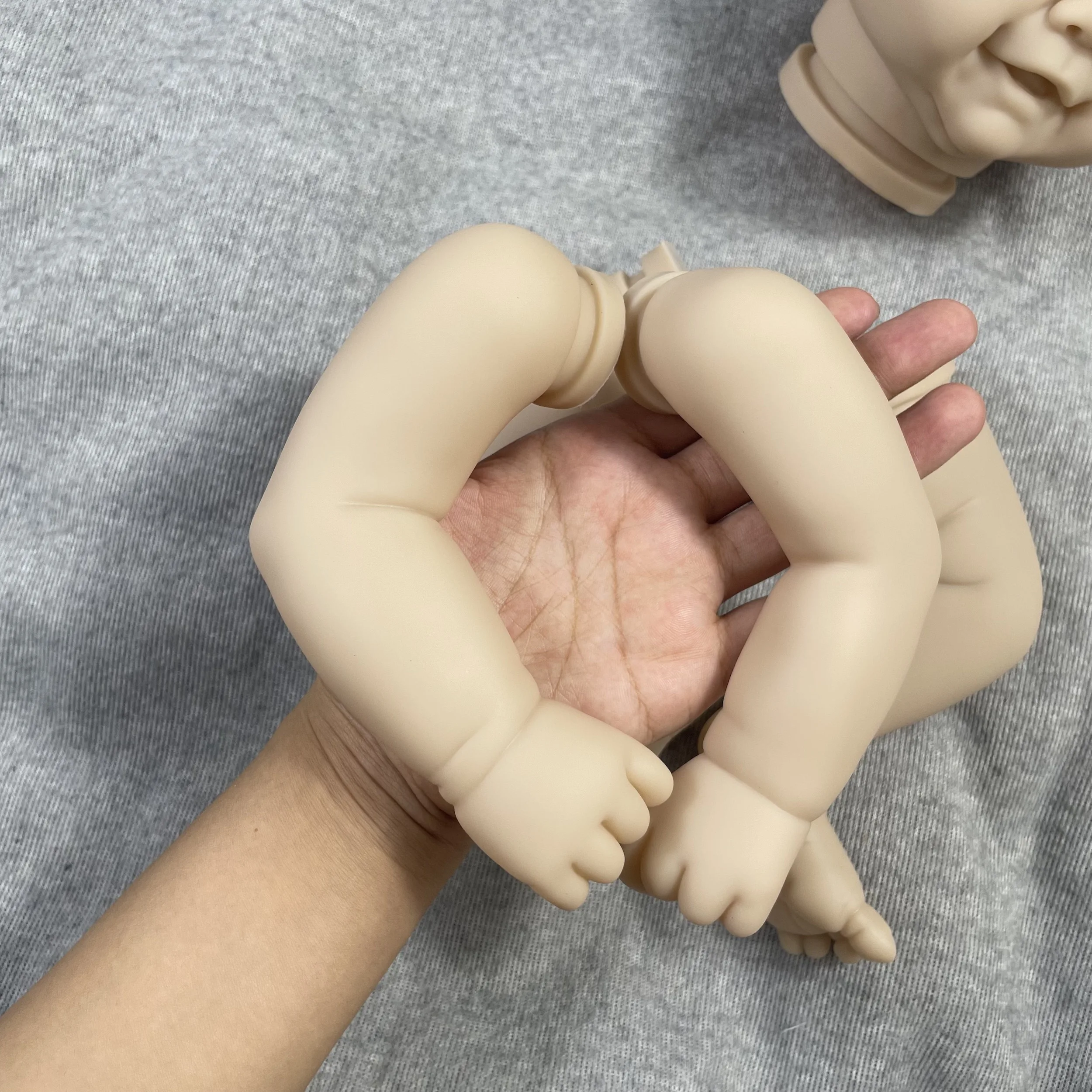 MRB 19インチ ビニール リボーンドールキット ヴィヴィアン リアルな未完成 未塗装モールド フレッシュカラー 無地ビニールドールキット 布製ボディ付き