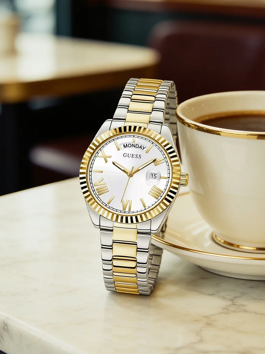 Reloj GUESS para Mujer, Dos Tonos, Plateado y Dorado, Bisel Acanalado, Visualización de Día y Fecha, Números Romanos, Brazalete de Acero, Cuarzo, Regalo para Amiga o de Oficina