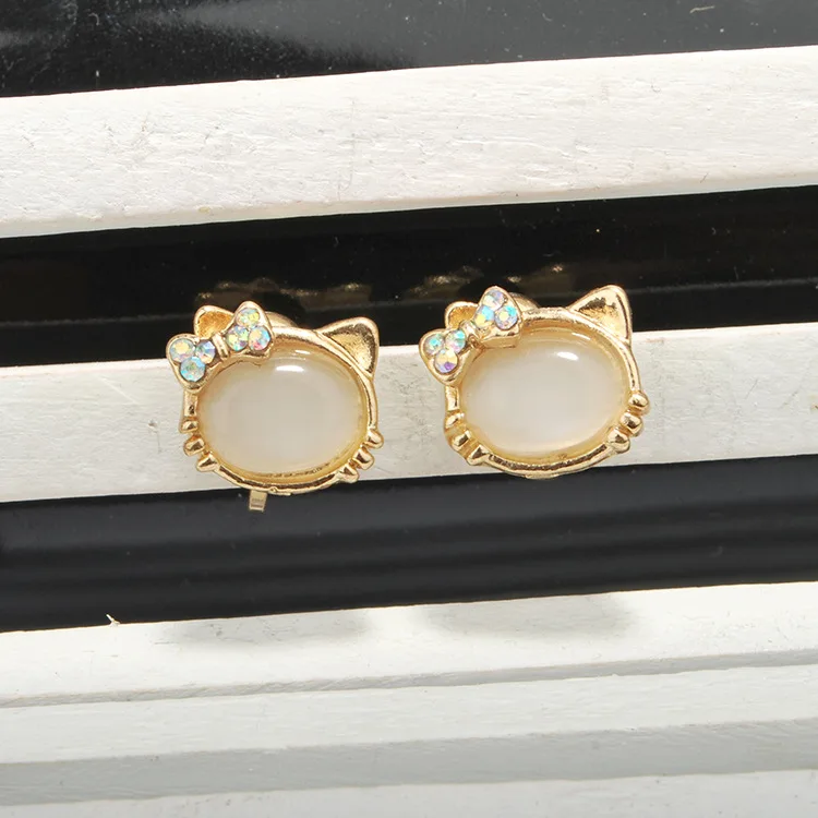 

Sanrio Hello Kitty Girl Earrings Cute Korean Version Piercing Earrings with Diamond Cat Eye U-shaped Ear Clips for Children