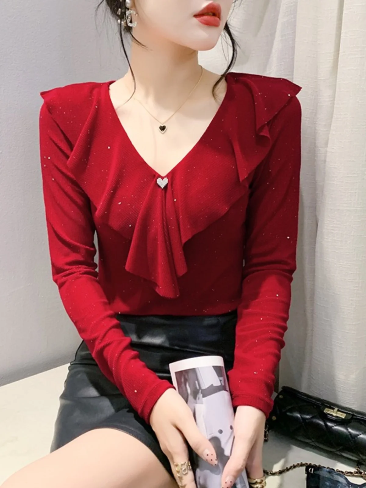 

Women's Long Sve V-Ne Me Base irt Autumn Winter Sexy T-irt Design Sensual Lace Trim Top Korean Sle Slim Fit