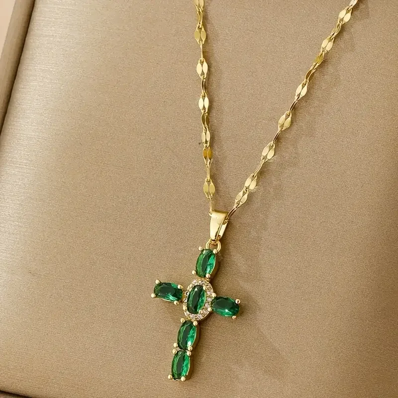 The Green Luxury Banquet Cross Pendant Necklace Gives Women A Sense of Light Luxury and Niche Design