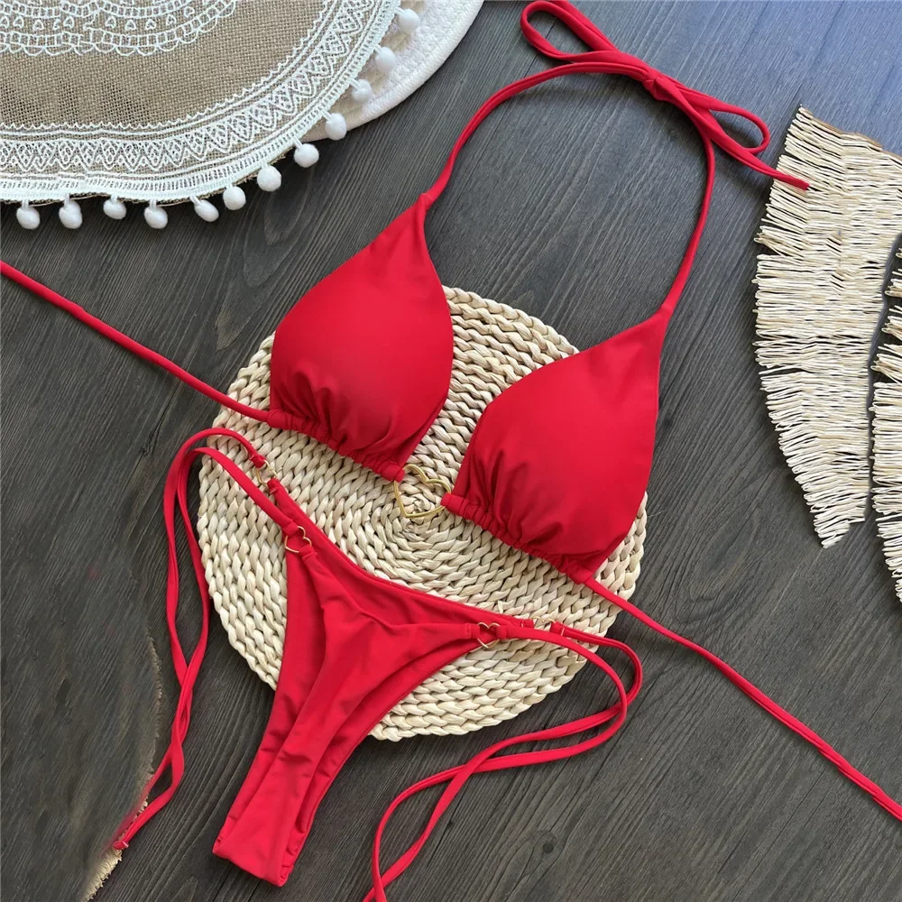 الأحمر سلسلة الرسن مثلث ملابس سباحة نسائية صغيرة ثونغ المعادن القلب ملابس السباحة مثير النساء 2025 الدانتيل متابعة ثوب السباحة البيكينيات مجموعات