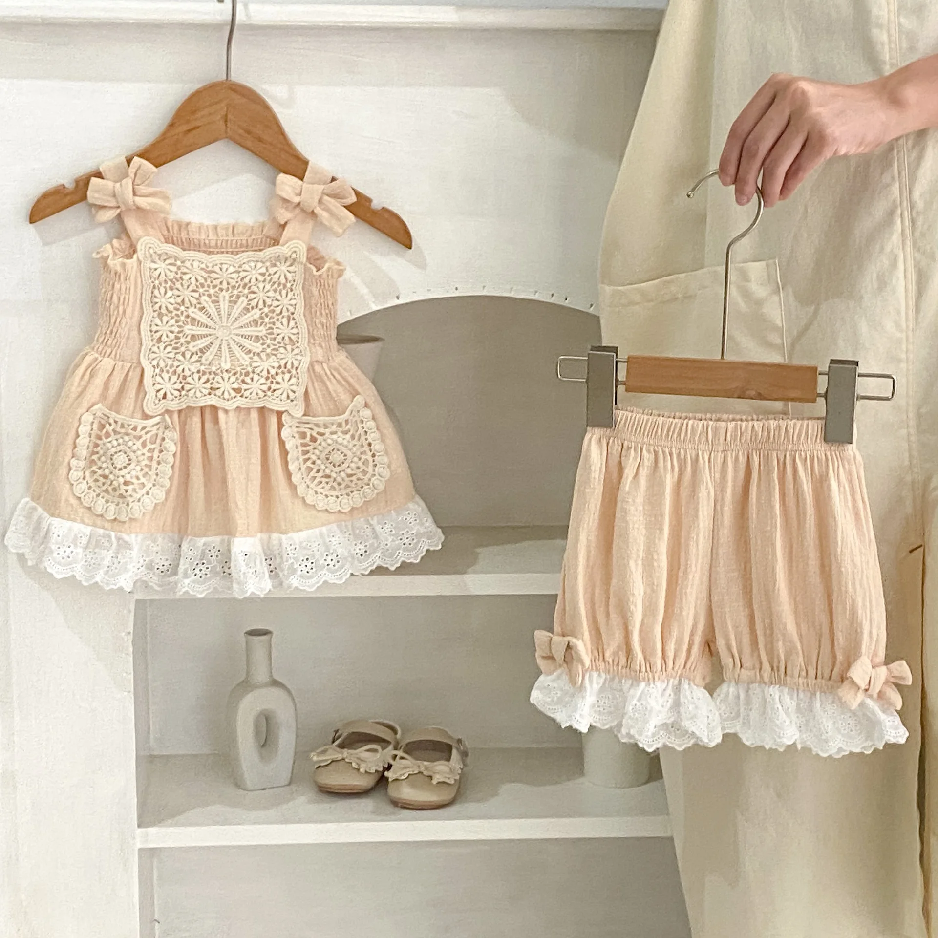 Summer New Baby Clothing 0-3 Year Old Girl Bow, Lace, Strap, Tie Up Top+Bread Pants 2-piece Sweet Set