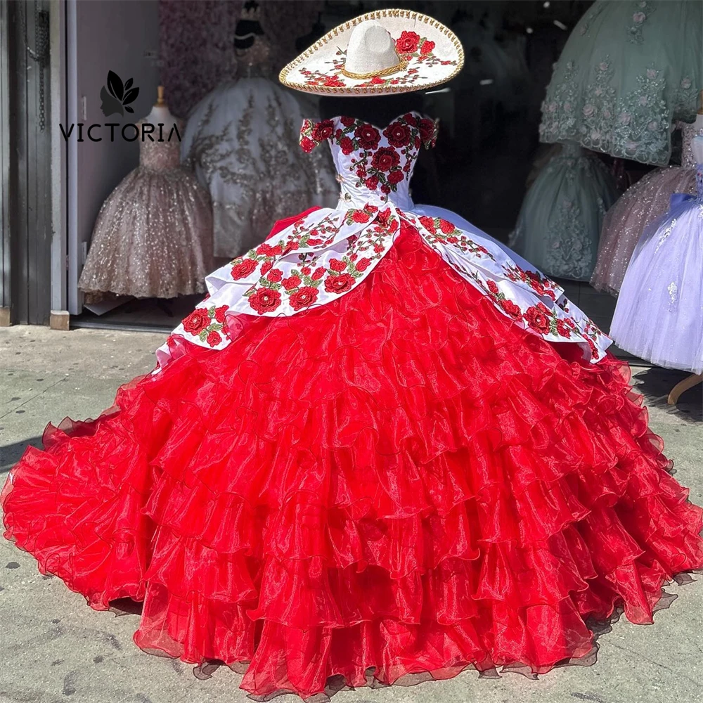 Róże Haft Czarna Satynowa Czerwona Suknia Quinceanera Off The Shoulder Suknia Balowa Słodka Szesnaście Suknia Ślubna Vestido de gala