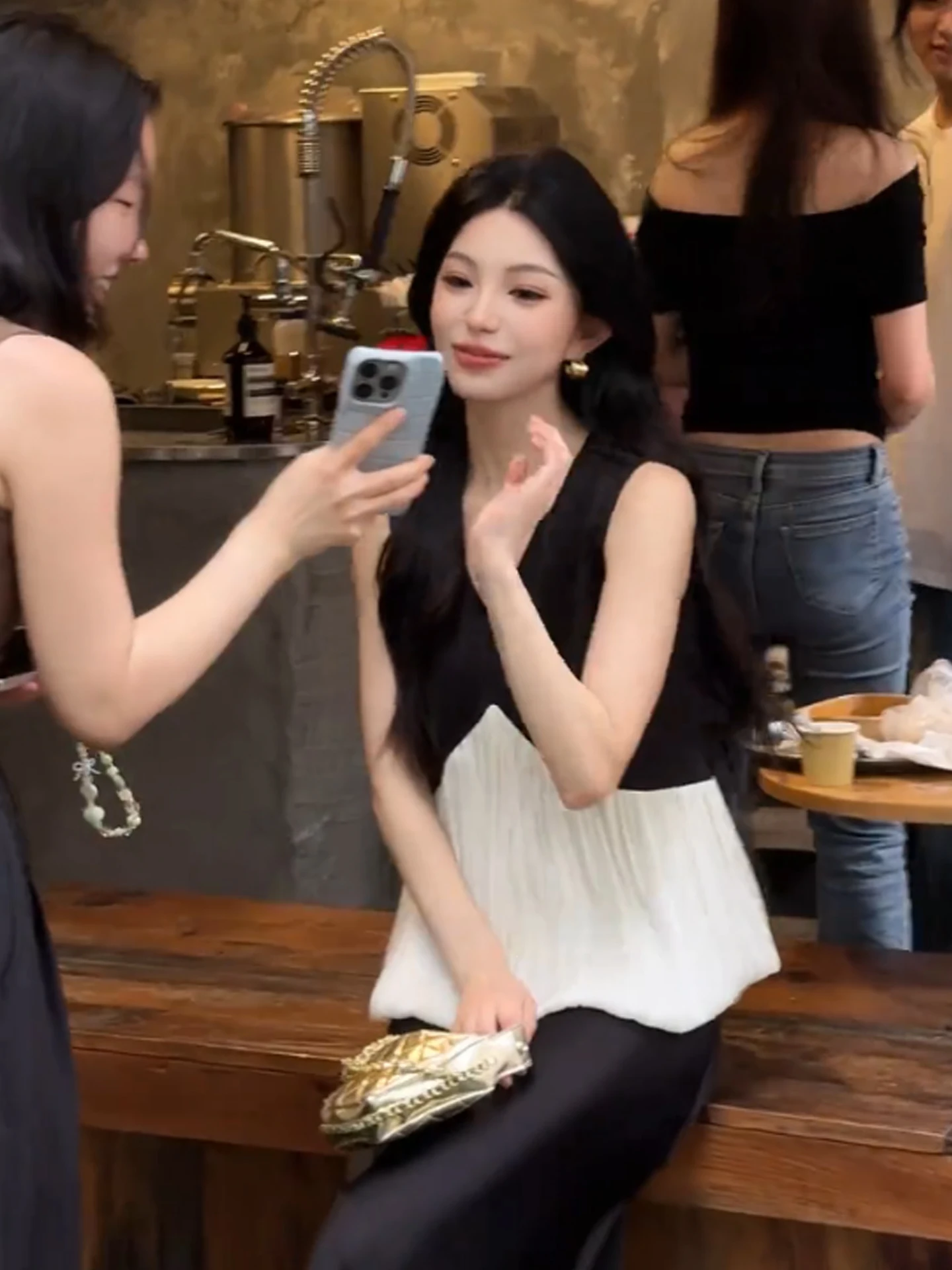 قميص نسائي صيفي أنيق بدون أكمام من الحرير بتصميم كوري عصري لعام 2025