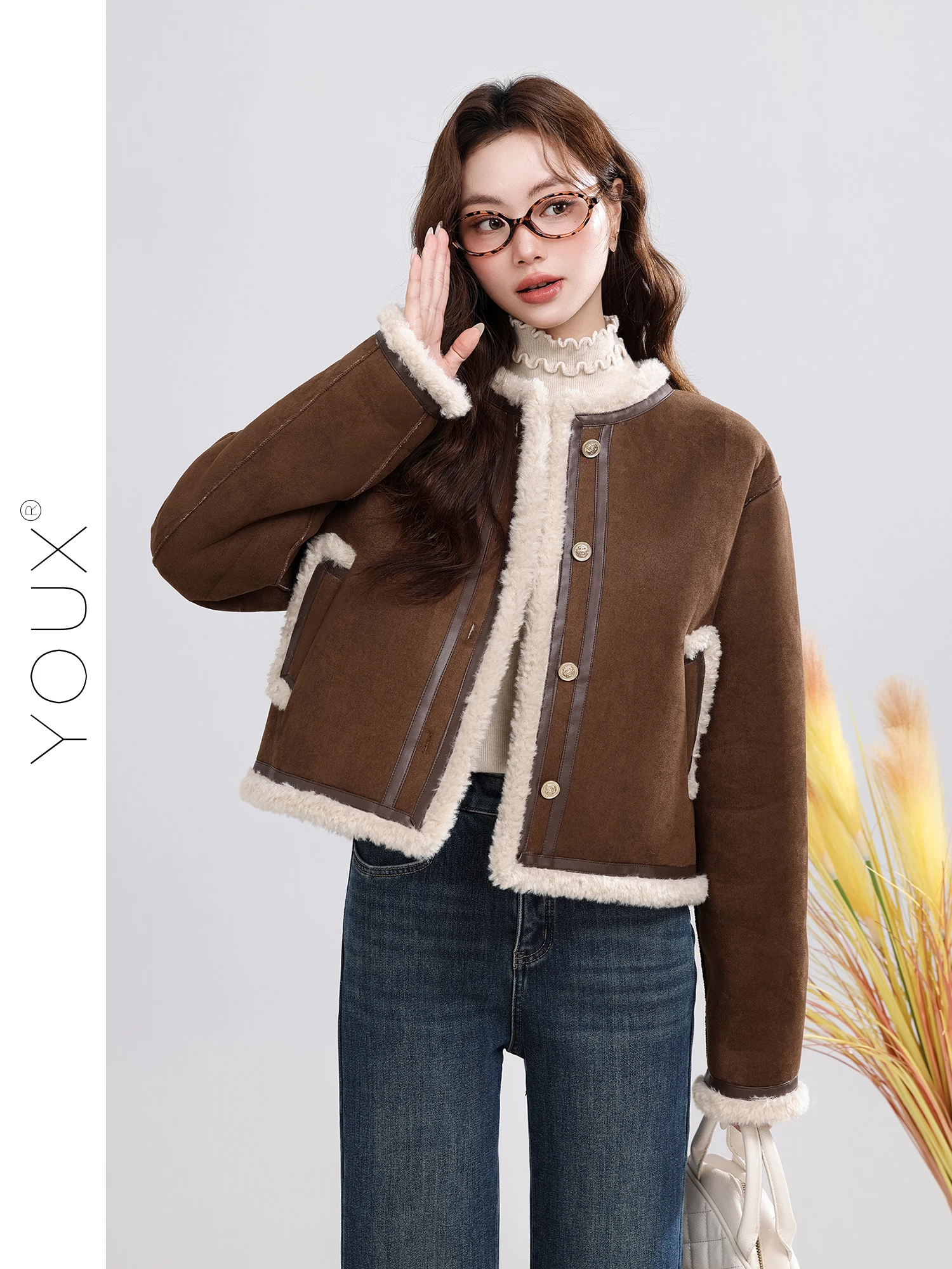 

Теплая коричневая женская куртка из меха и кожи в стиле ретро от Yuxiang, коллекция Зима 2025, прямой крой