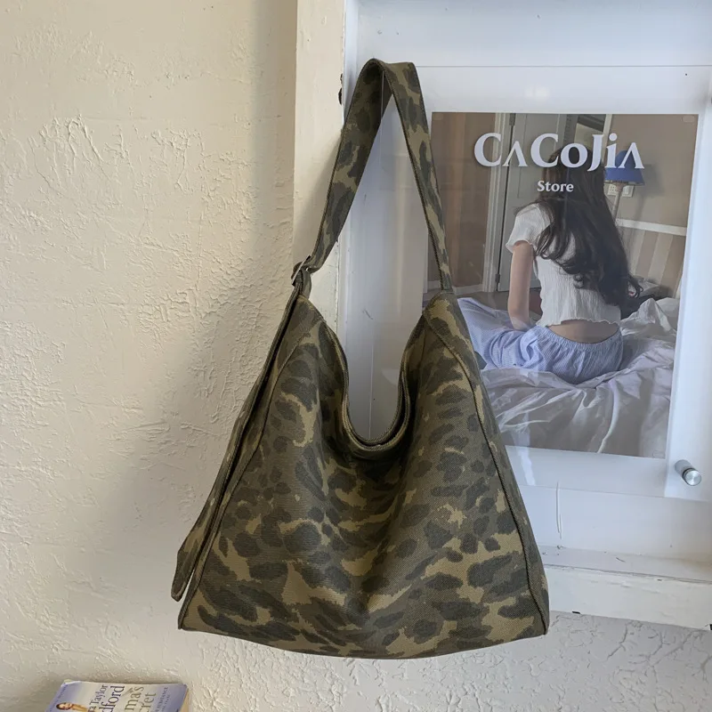 

Vintage Camouflage Large Capacity Women's Bag2025New Autumn and Winter Student Class Shoulder Bag Casual Commuting Tote Bag