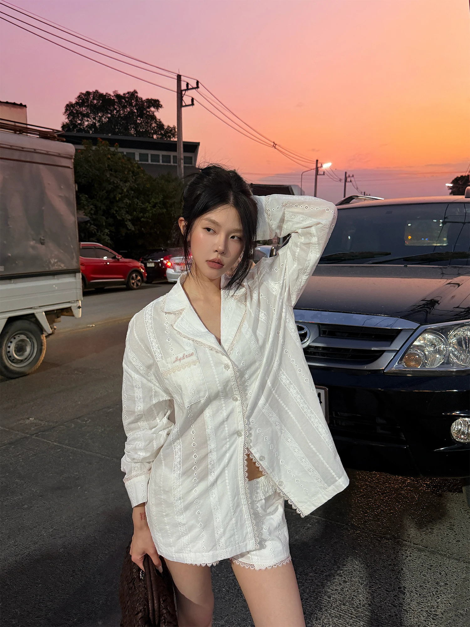 

Комплект из трех предметов Hydrae Xi1Ing: белая вышитая кружевная рубашка, шорты и трусики с высокой талией для сна, женский комплект для отдыха Pure Desire