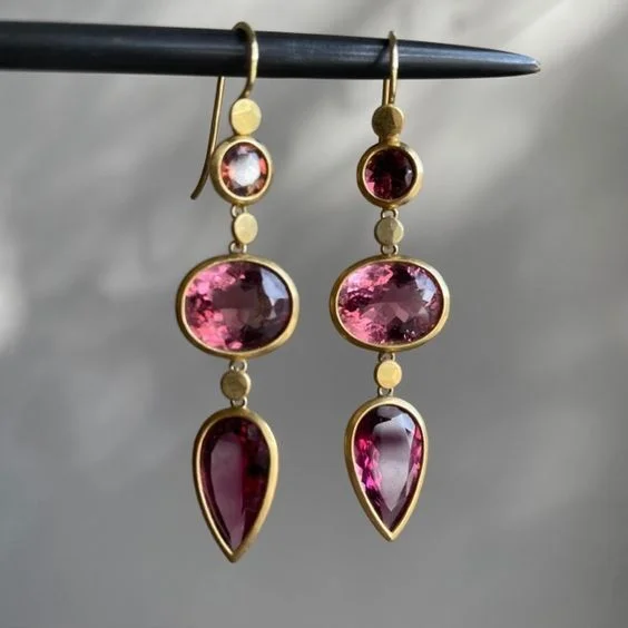 Image of Böhmische dreilagige Ohrringe mit künstlichen Edelsteinen und langem Anhänger für Damen, geeignet für formelle Anlässe oder Verabredungen.