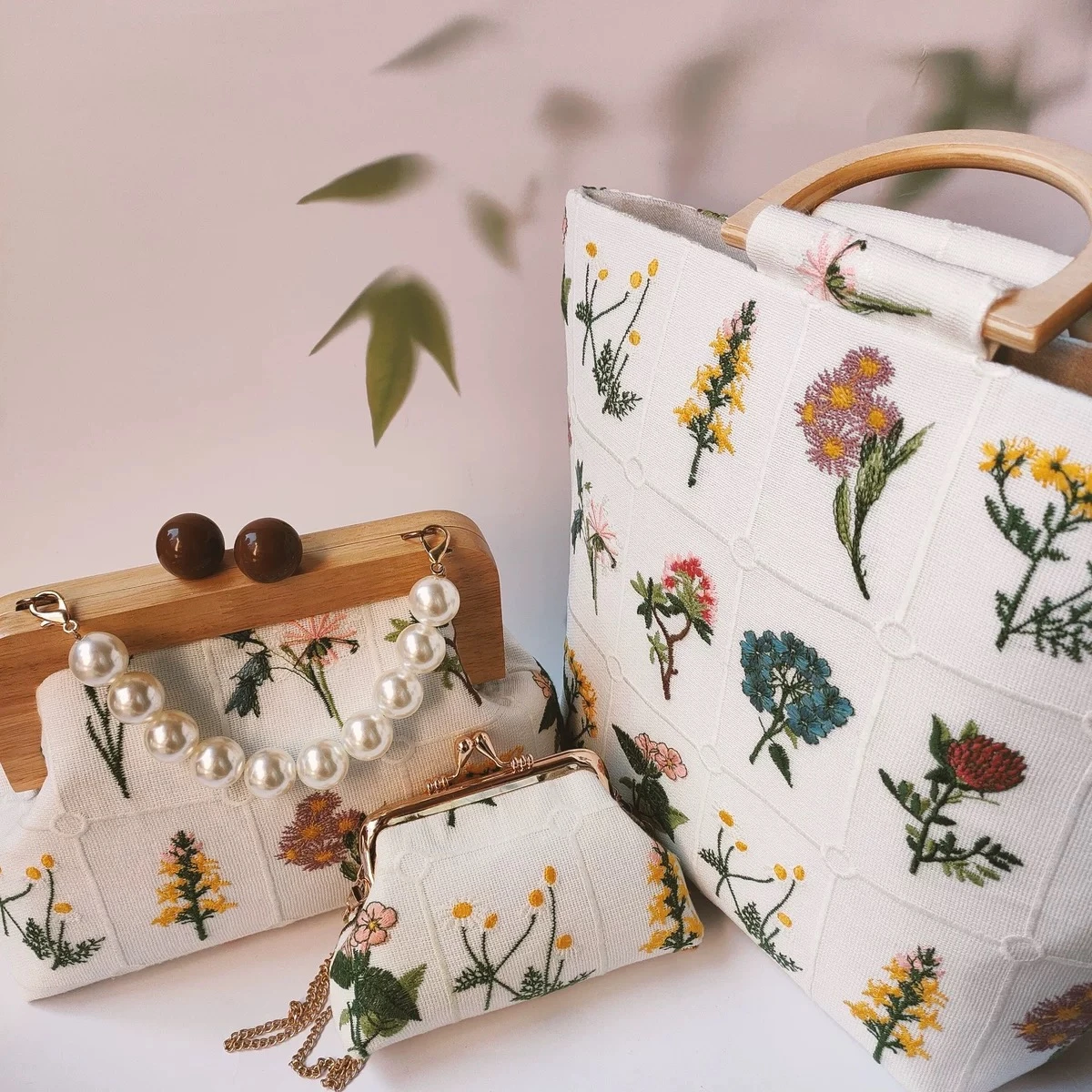 

Lost in Vintage Flowers Lace Embroidered Daisy Patterns Wood Handbags with Straps Purse Florals of the Valley Big Bag 30x25x7cm