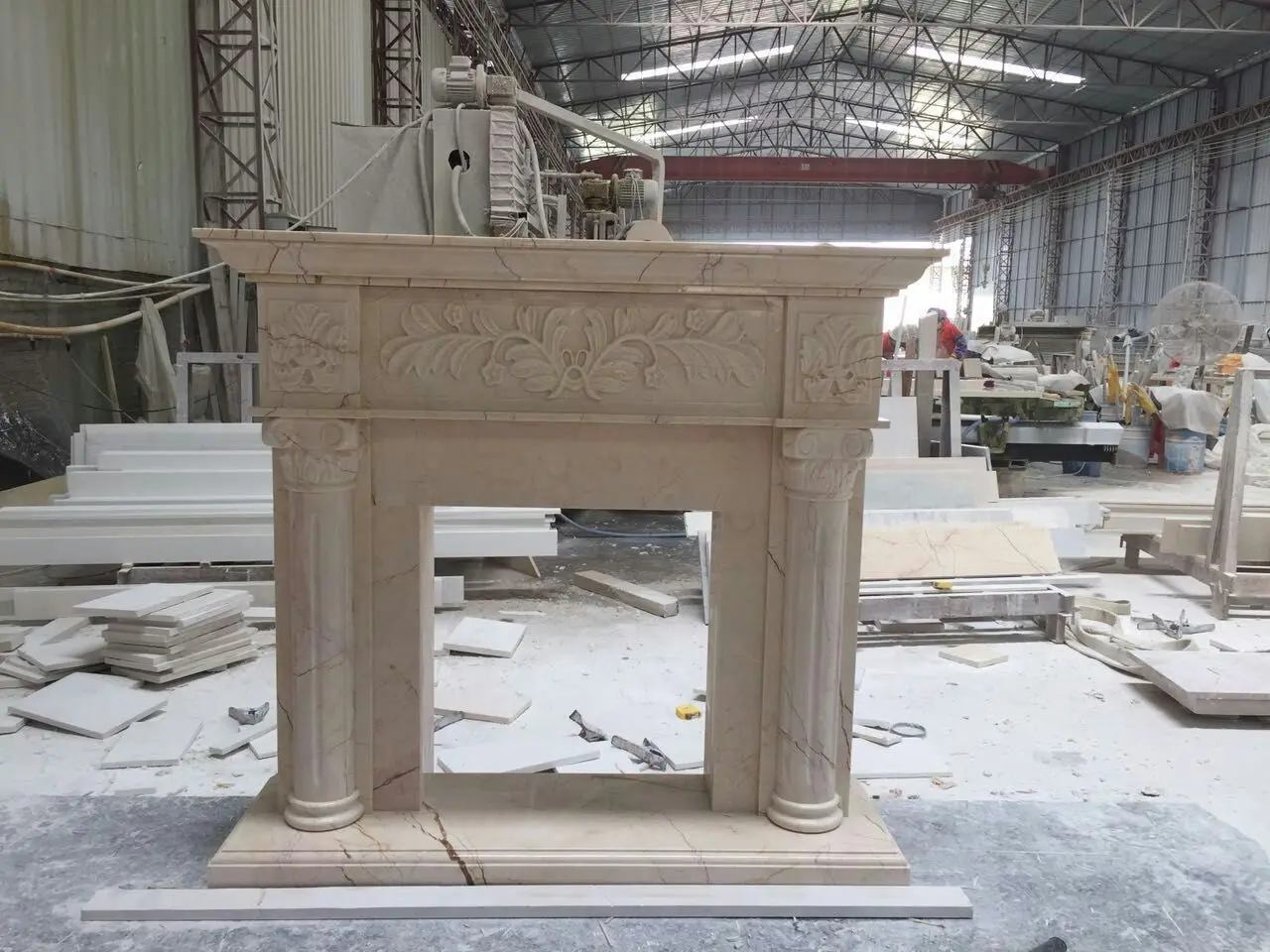 Sofisticato design del caminetto in marmo