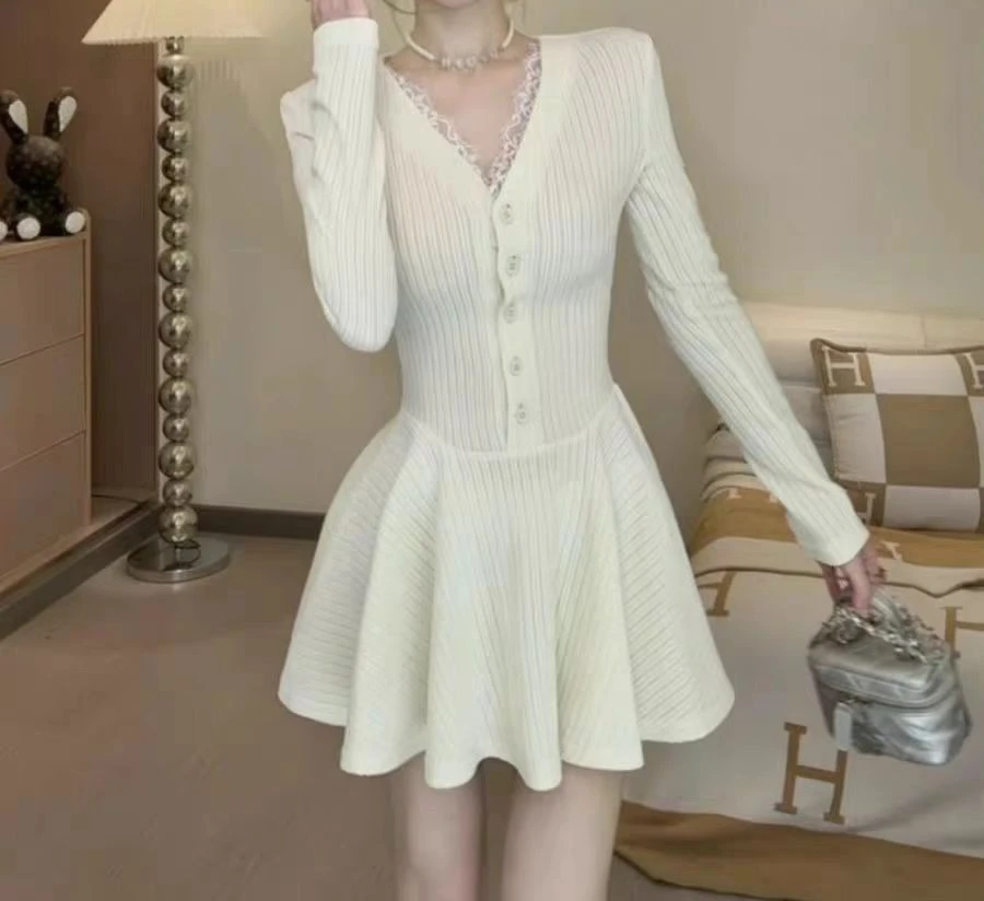 Vestido de malha sexy com decote em V e manga comprida para mulheres no outono e inverno, novo estilo sofisticado, ajuste fino e saia evasê emagrecedora