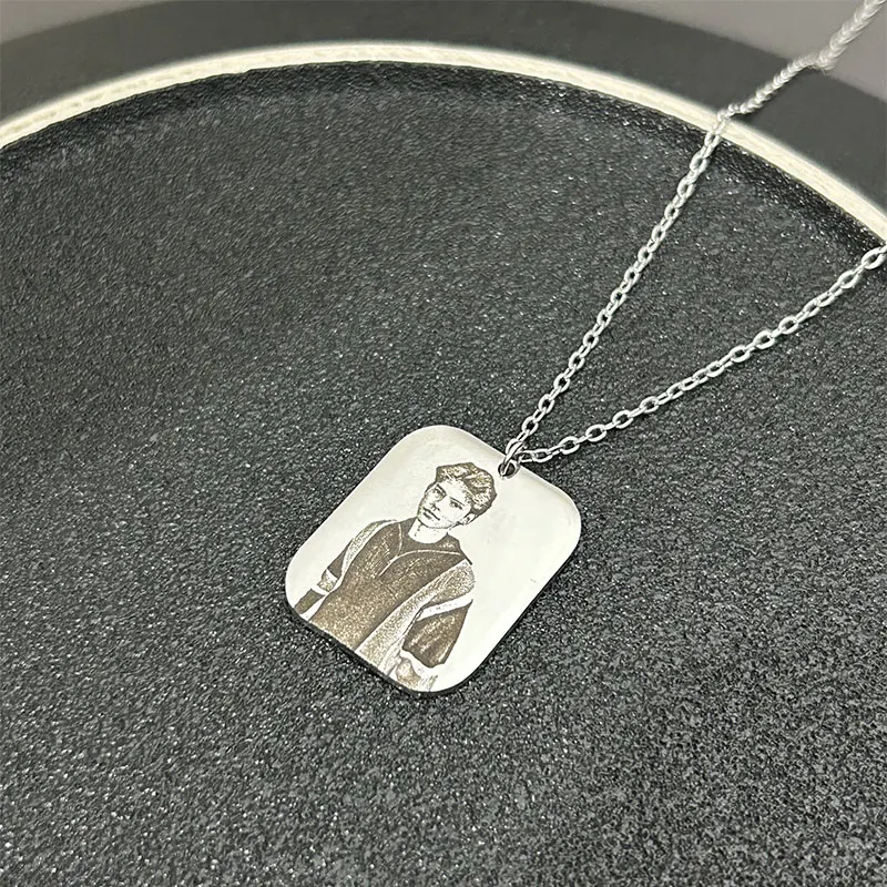 สร้อยคอแฟชั่นสตรีทแบบสั่งทำ สร้อยคอช็อคเกอร์พร้อมรูปภาพส่วนตัว สลักเลเซอร์ตามแบบที่ต้องการ ของที่ระลึกสำหรับผู้ชายและผู้หญิง