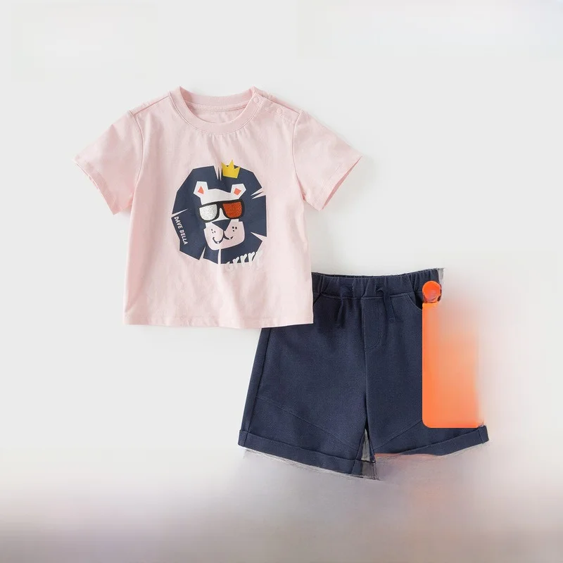 ensemble-pantalon-cinq-quarts-tricote-et-t-shirt-a-manches-courtes-pour-enfants-dave-bella-collection-ete-2026-modele-fin-deux-pieces-pour-bebe-photos-reelles