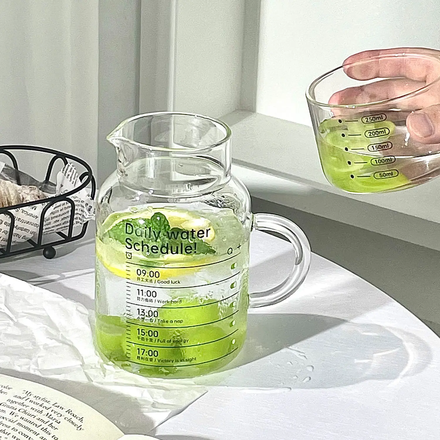 

One Person Drinking Large Capacity Cup with Lid, Household Drinking Cup, Female Heat-resistant Glass Cup with Scale Handle