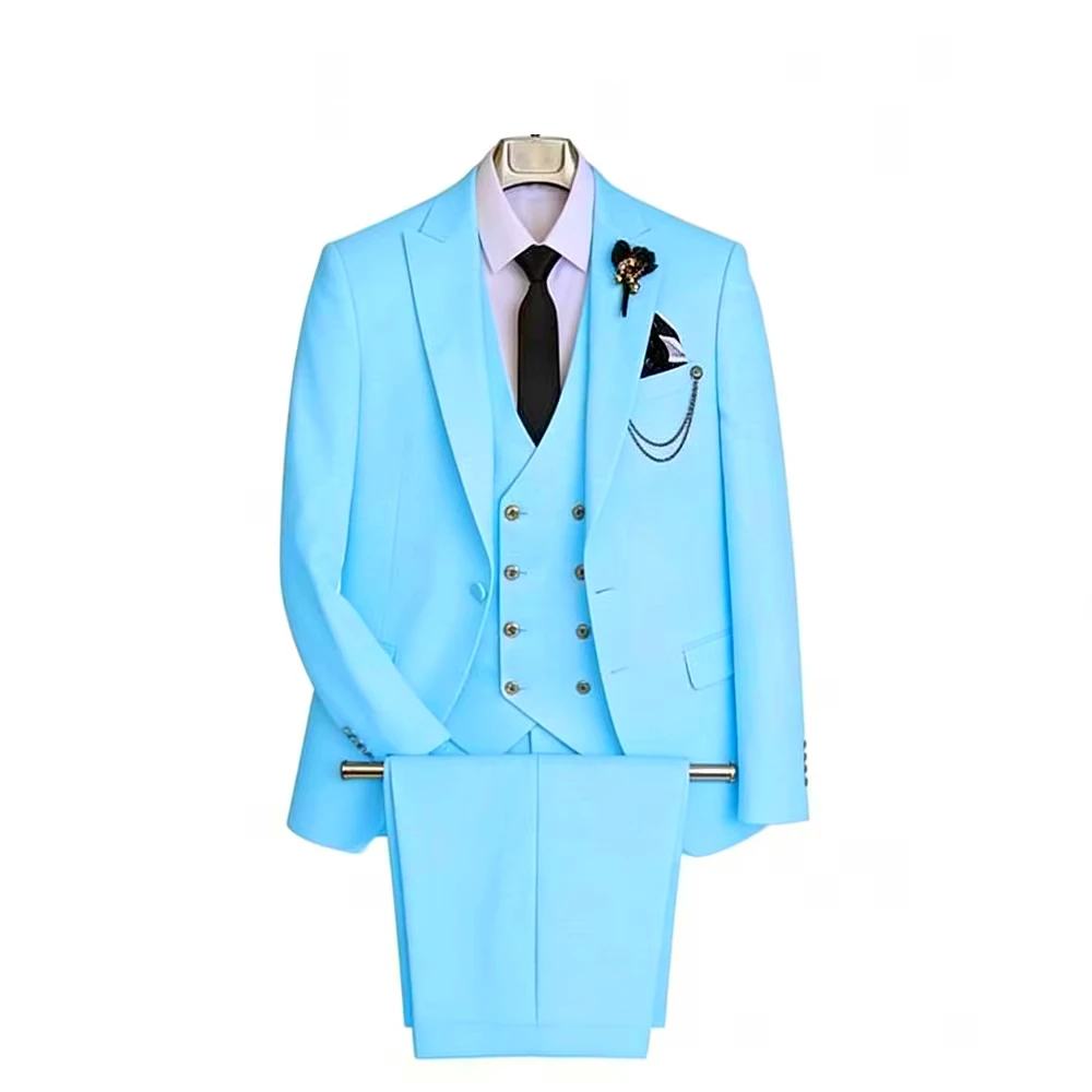 

Мужской свадебный костюм-тройка: приталенный пиджак с острыми лацканами, жилет и брюки. Элегантный смокинг для жениха, для вечеринок и торжественных мероприятий.