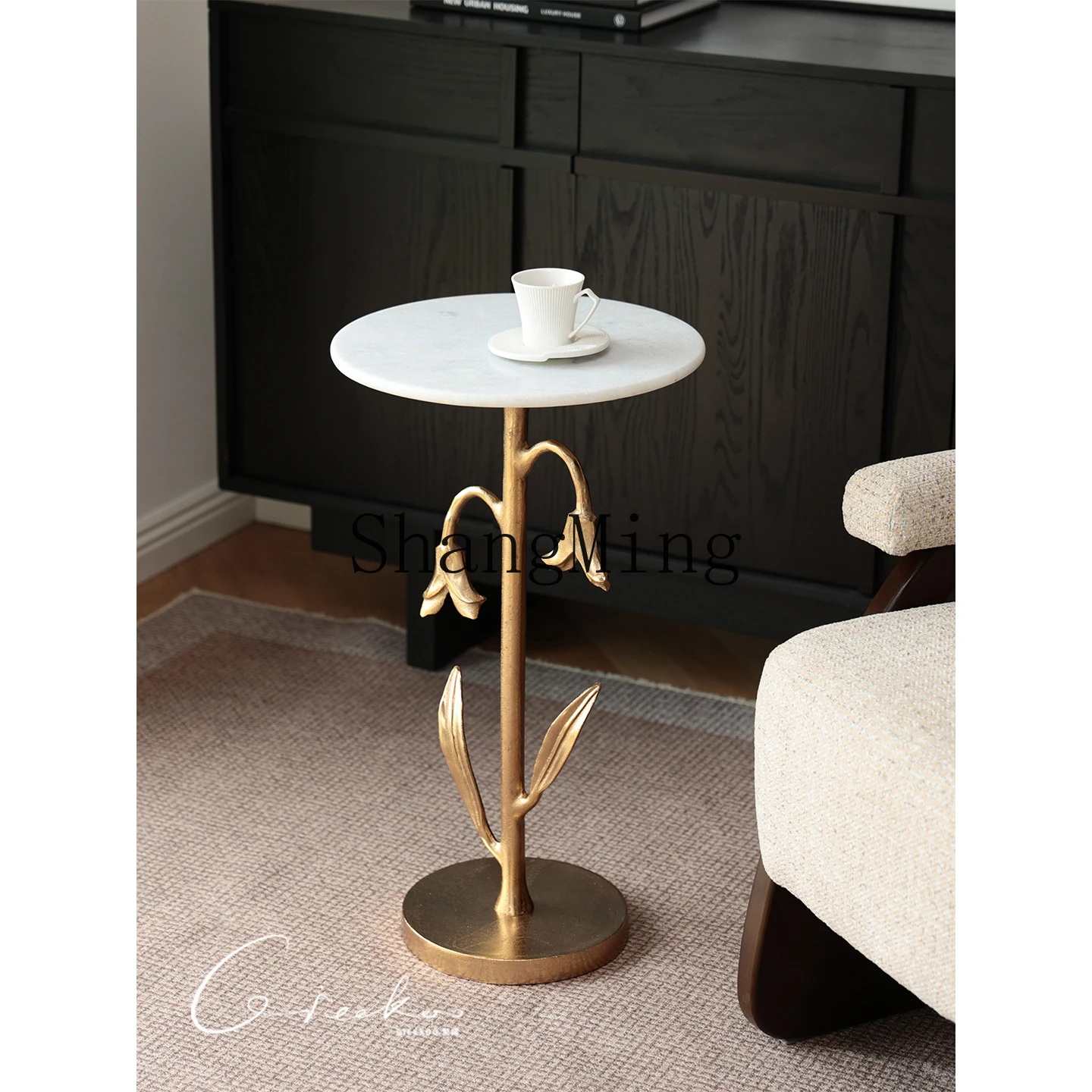 

CL home living room bedroom sofa next to the corner few high-end furniture marble art small coffee table