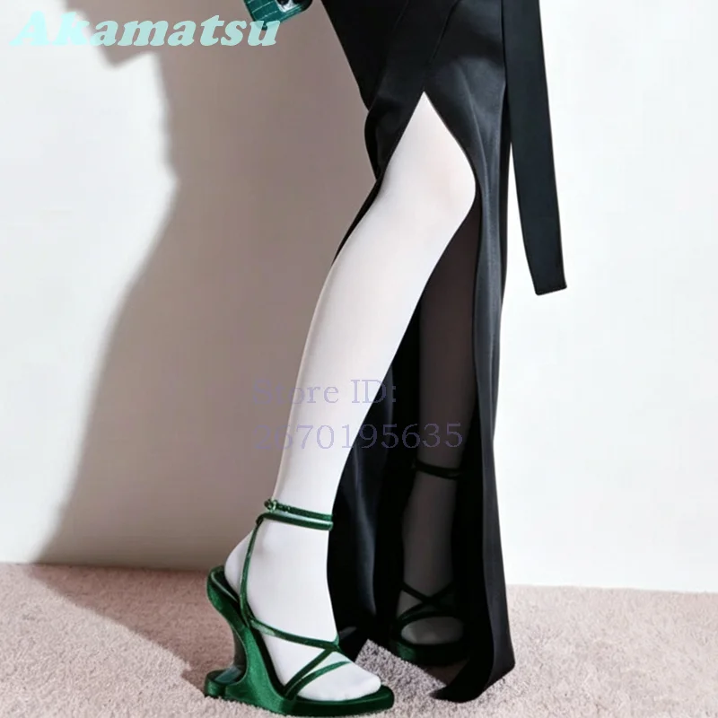 Sexy Rote Samt-Sandalen mit Knöchelriemen Einzigartige Überkreuzte Schnallenriemen Plateau-High-Heels 2026 Riemchen-Partyschuhe für Damen