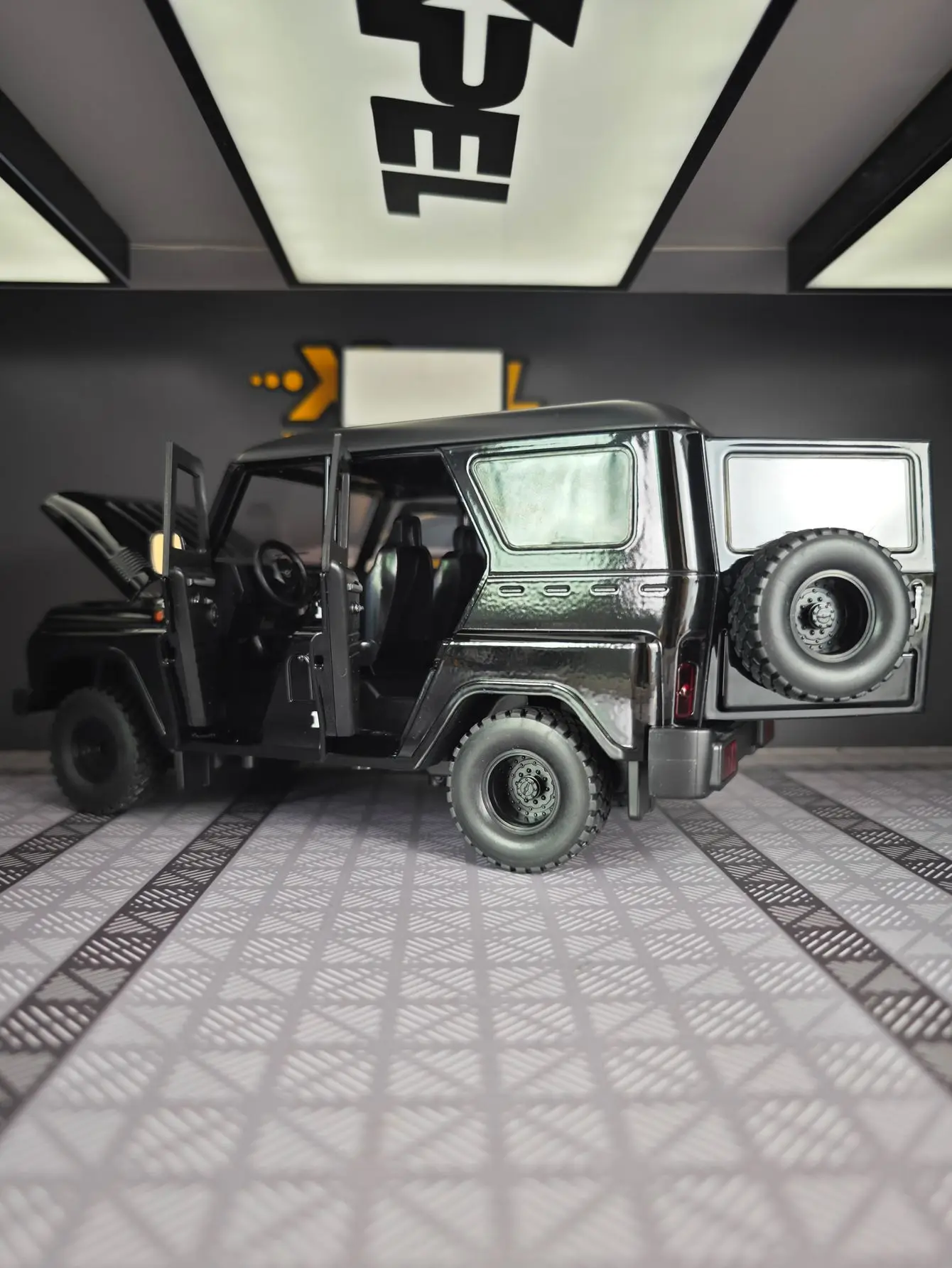 

1:18 Watts Hunter внедорожник, модель автомобиля из сплава, коллекция украшений, акустооптические детские игрушки с откидной спинкой