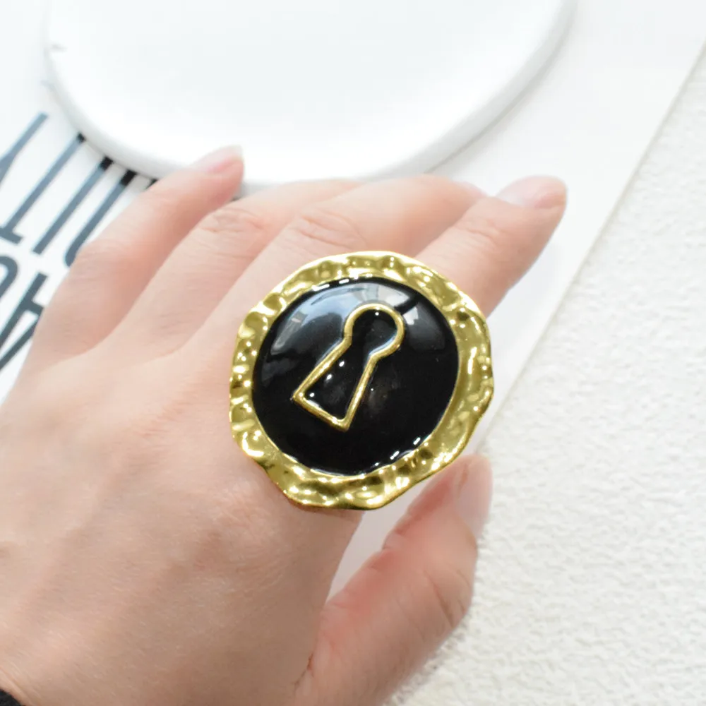 Neue Ankunft Metall Legierung Schwarz Emailliert Key Lock Offenen Ring Für Frauen Mode Schmuck Zubehör