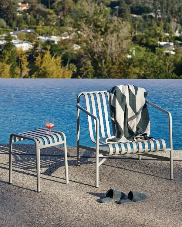 

2025 Modern Outdoor Dining Furniture Green Metal Table and Chairs Durable for Park Use