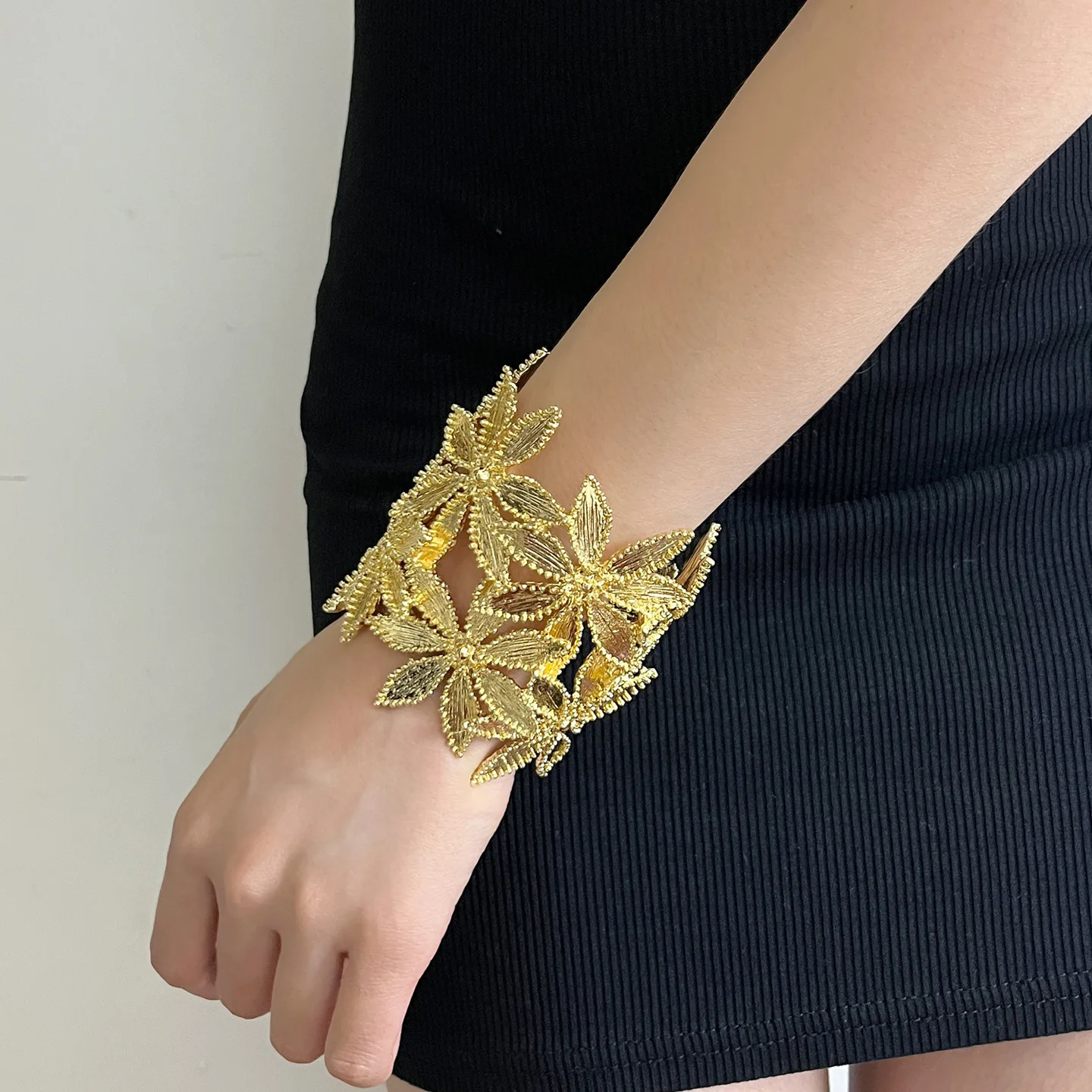 

Эксклюзивный дизайн, полый металлический браслет в форме цветка, роскошный и высококачественный широкий вариант, изысканный браслет на руку