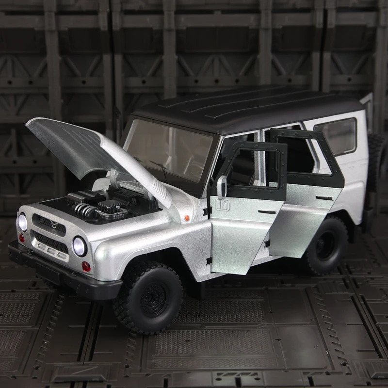 1:18 Watts Hunter vehículo todoterreno modelo de coche de aleación ornamento, puertas y capó del motor, el maletero se puede abrir rico en detalles