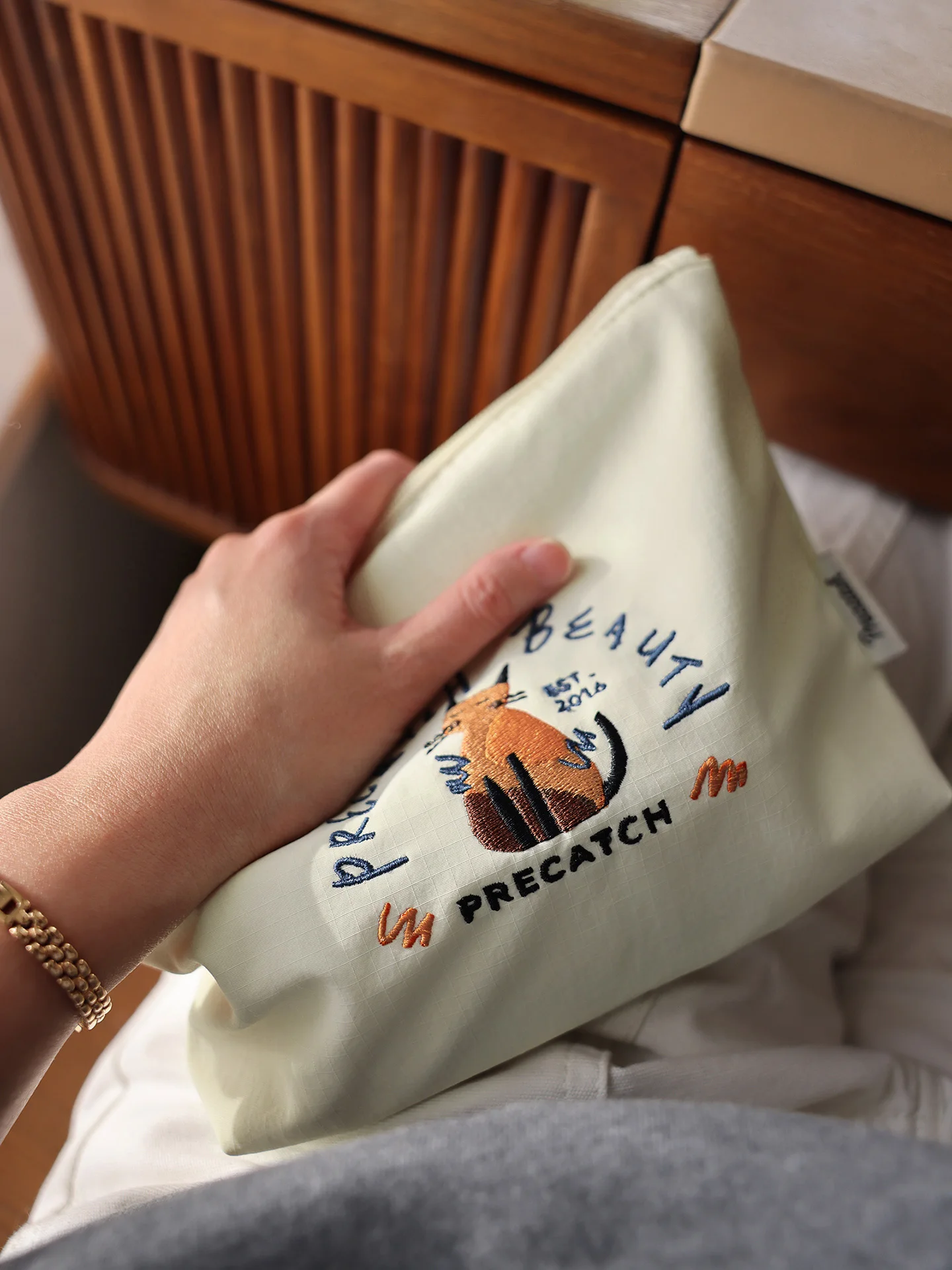 Embroidered cat makeup bag, women's portable handbag, toiletry bag, travel travel multi-functional large capacity storage bag,