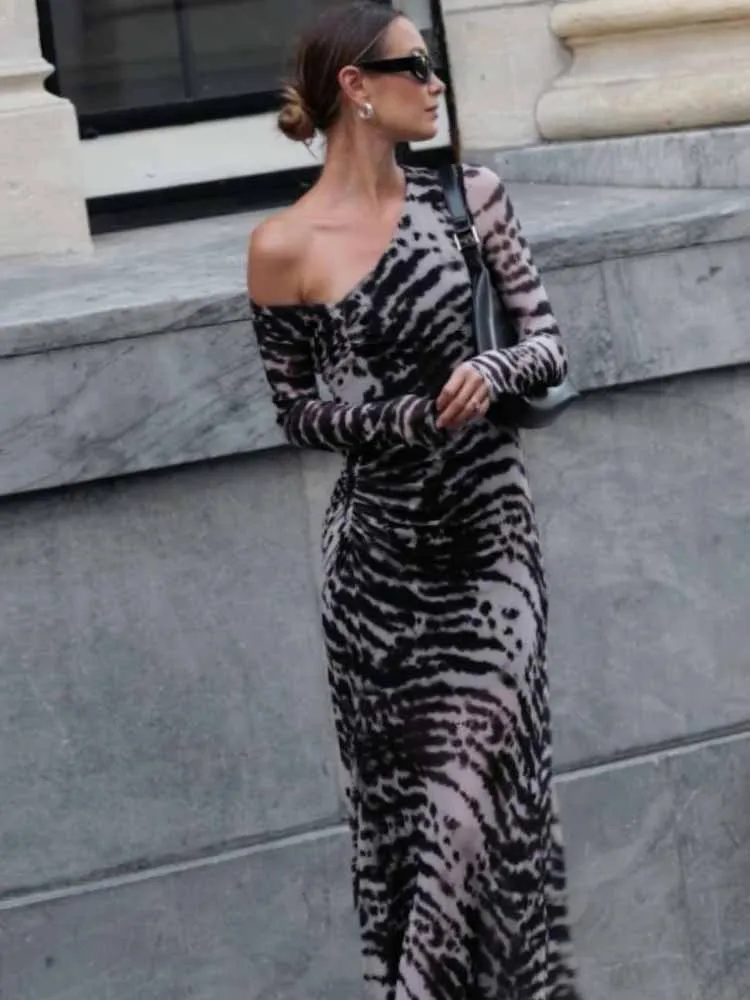 MCDV Schräge Schulter Bodycon Maxi Kleid Frauen Herbst Vintage Y2K Langarm Geraffte Stretch Print Kleider 2025, Neue Streetwear