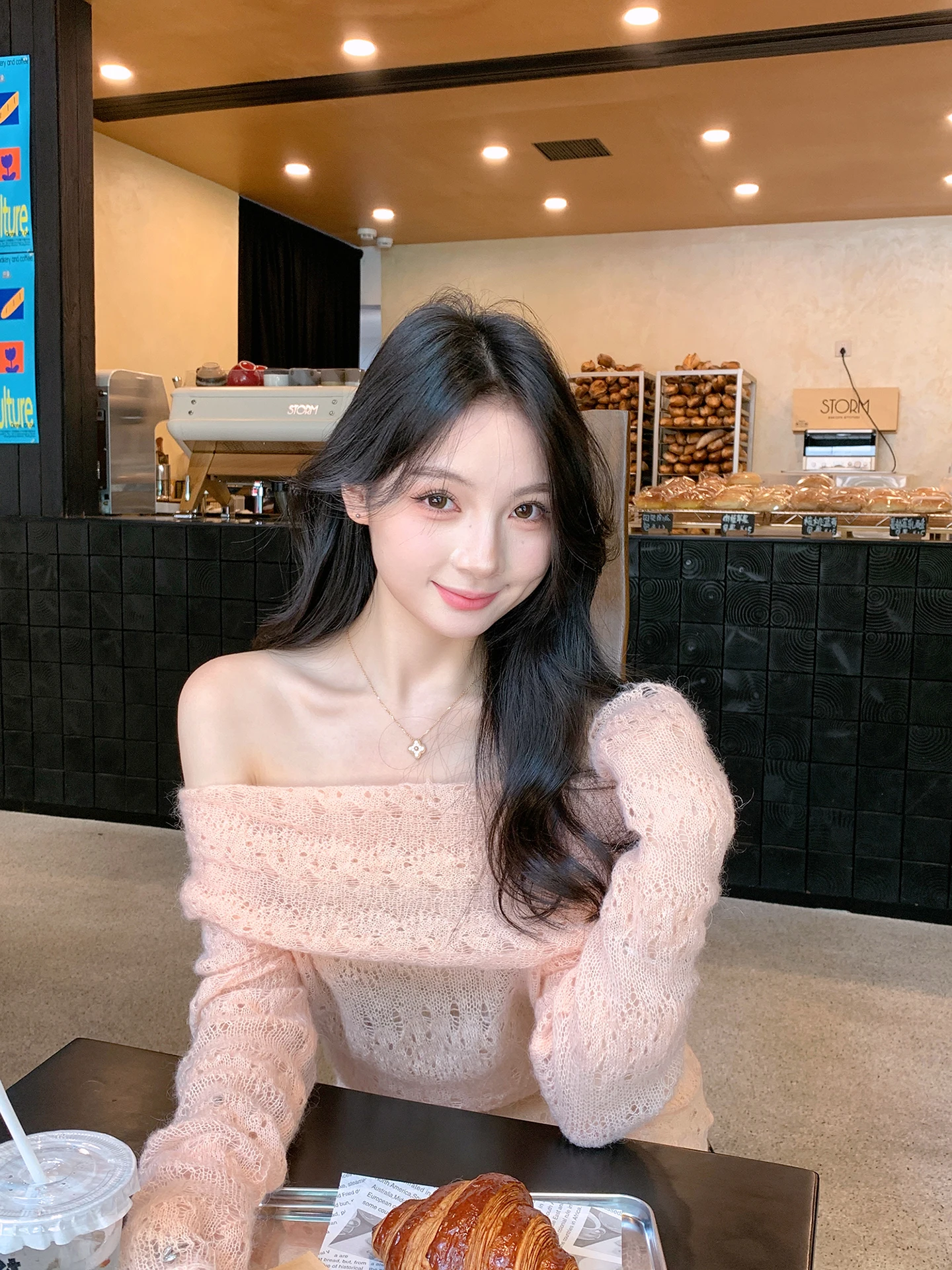 

ZhouYeye розовый женский свитер Camere с полосками и мягкими рукавами, осень-зима, новый модный топ на одно плечо Pure Desire