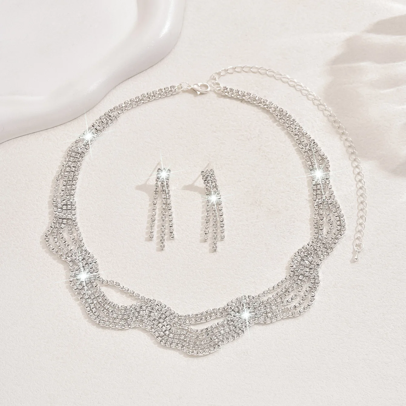 1 Set of Jewelry Includes (1 Pair of Earrings, 1 Necklace) European and American Style Decorative Necklace, Women's Clavicle Chain, Fashionable Versatile Crystal Necklace and Earring Set, Bridal Prom Dinner Accessories, Minimalist Luxury Light Evening Accessories, Bridal Exquisite Jewelry, Essential Accessories for Banquets and Parties