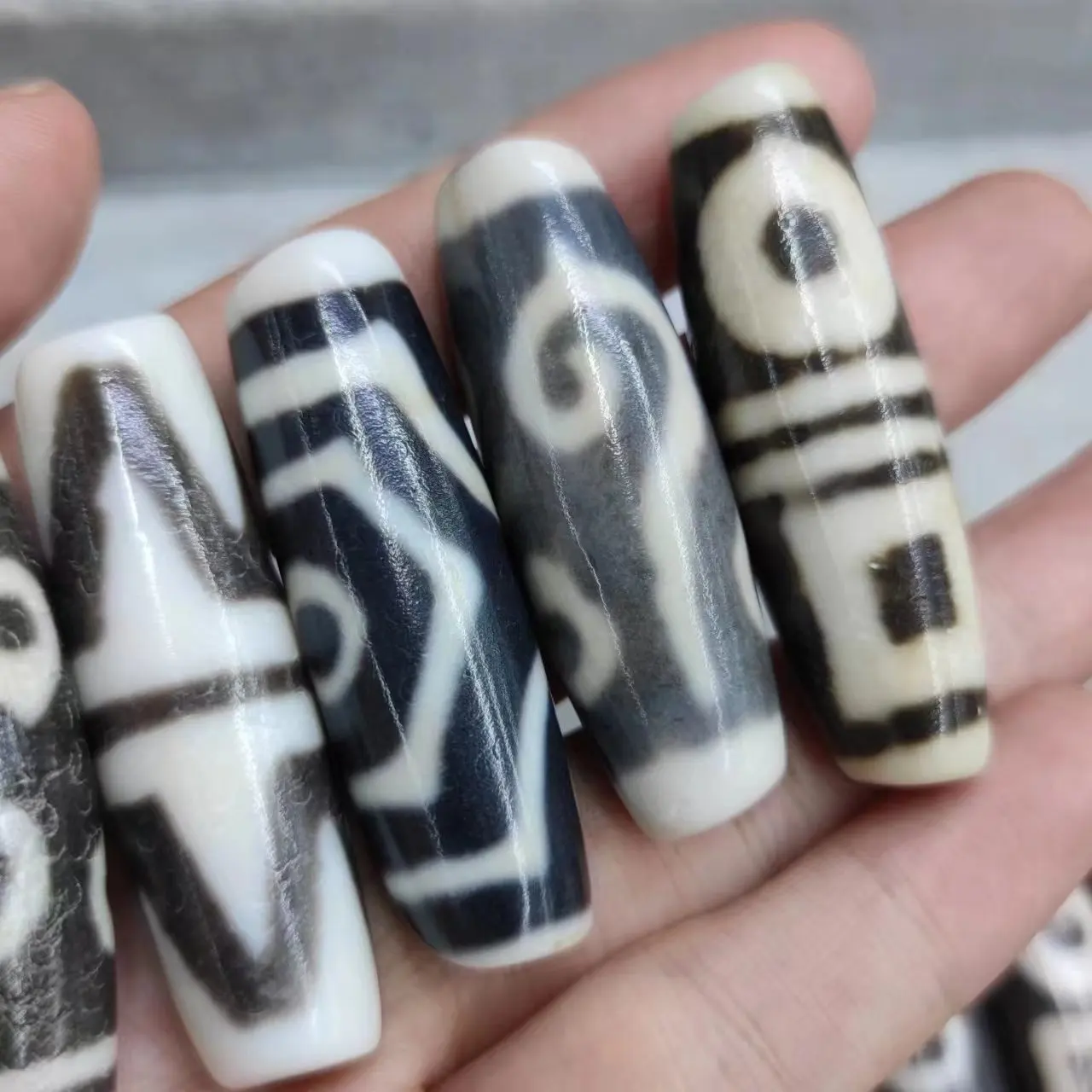 

1pcs/lot natural multi-pattern agate dzi black white Pure craftsmanship 46mm Thick lines Quaint Collectible Accessories jewelry