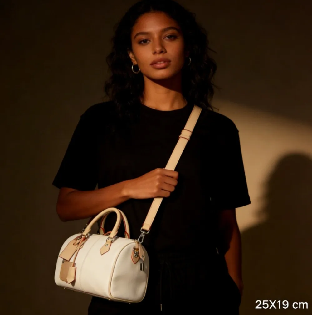 

2026 Новая белая мягкая сумка через плечо из воловьей кожи, женская минималистичная сумка через плечо с висячим замком в стиле ретро 25 × 19 см