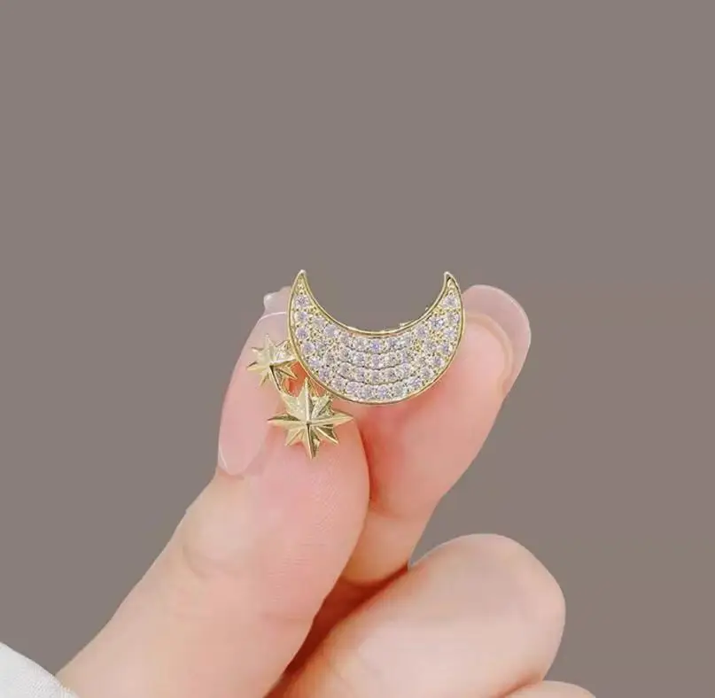 New Elegant Rhinestone Moon BroochesFor Women Star Crescent Lapel Pins Clothing Coat Jewelry Party Accessories Gifts