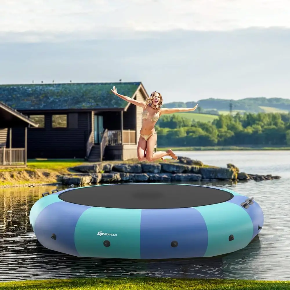 Aufblasbares Wassertrampolin mit Elektropumpe, Seilleiter, Festmacherseilen und Anker für Freizeitnutzung auf Seen und in Schwimmbecken