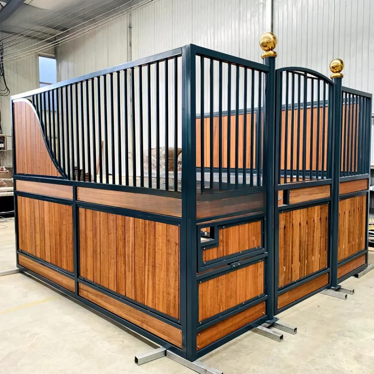 Luxury Permanent Metal Steel Frame Bamboo Board Horse Stable Box Horse Stall Front With Socializing Windows